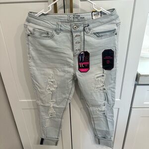 No Boundaries Cropped Destroyed Jeans
